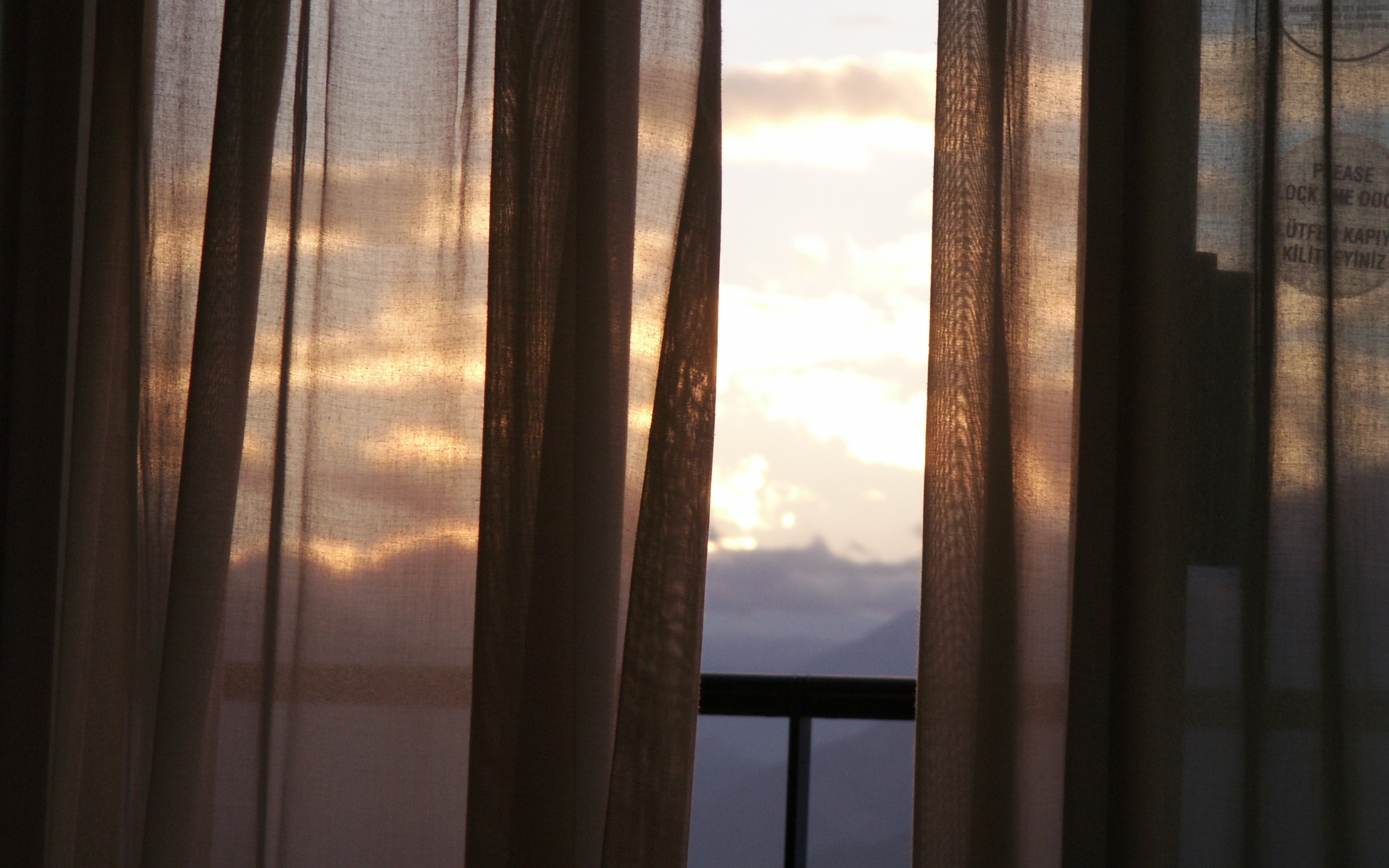 La Luz con cortinas y persianas